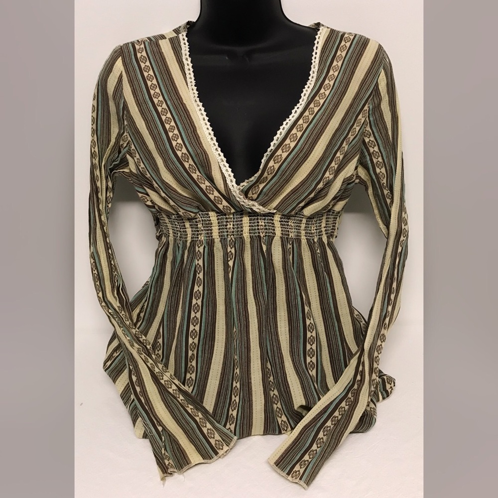 Bohemian style cross over v neck top. Size Small
